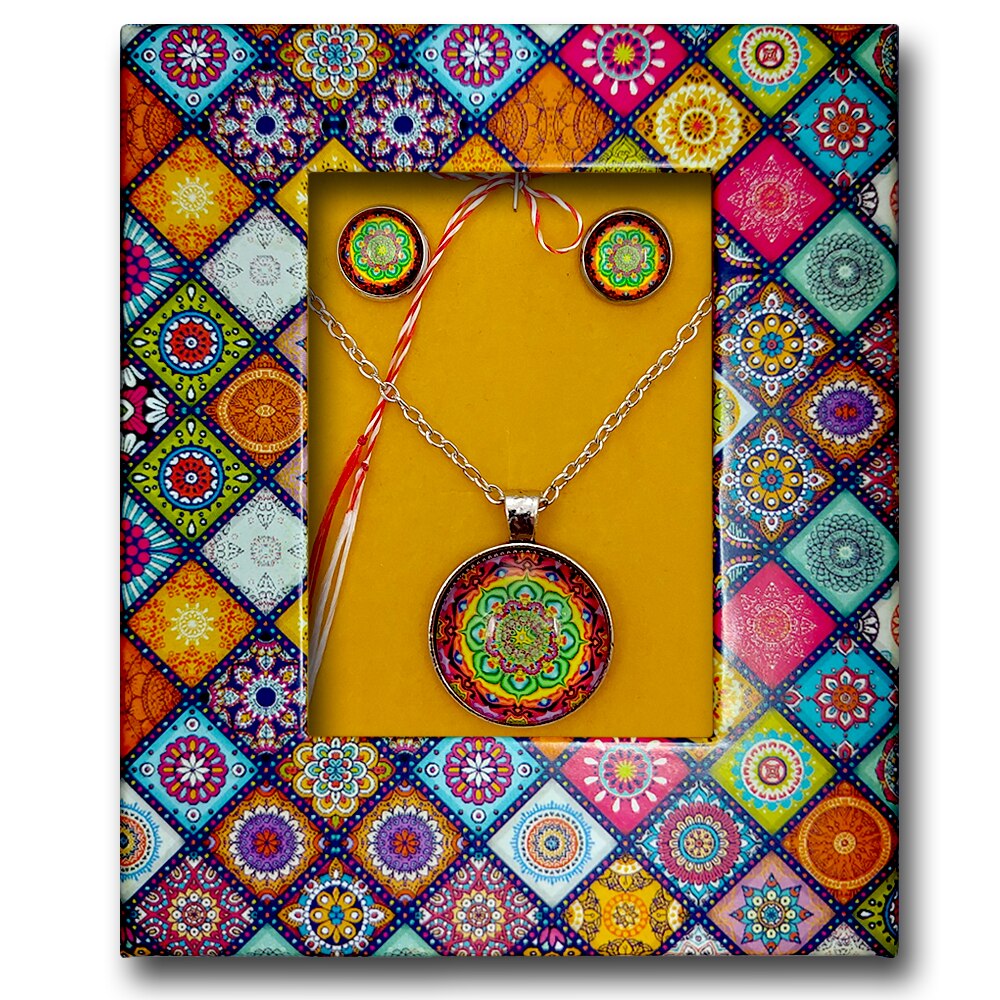 Martisor ArtDeco Set Colier cu cercei Mandala Dedication, realizat din aliaj metalic argintiu si rasina transparenta