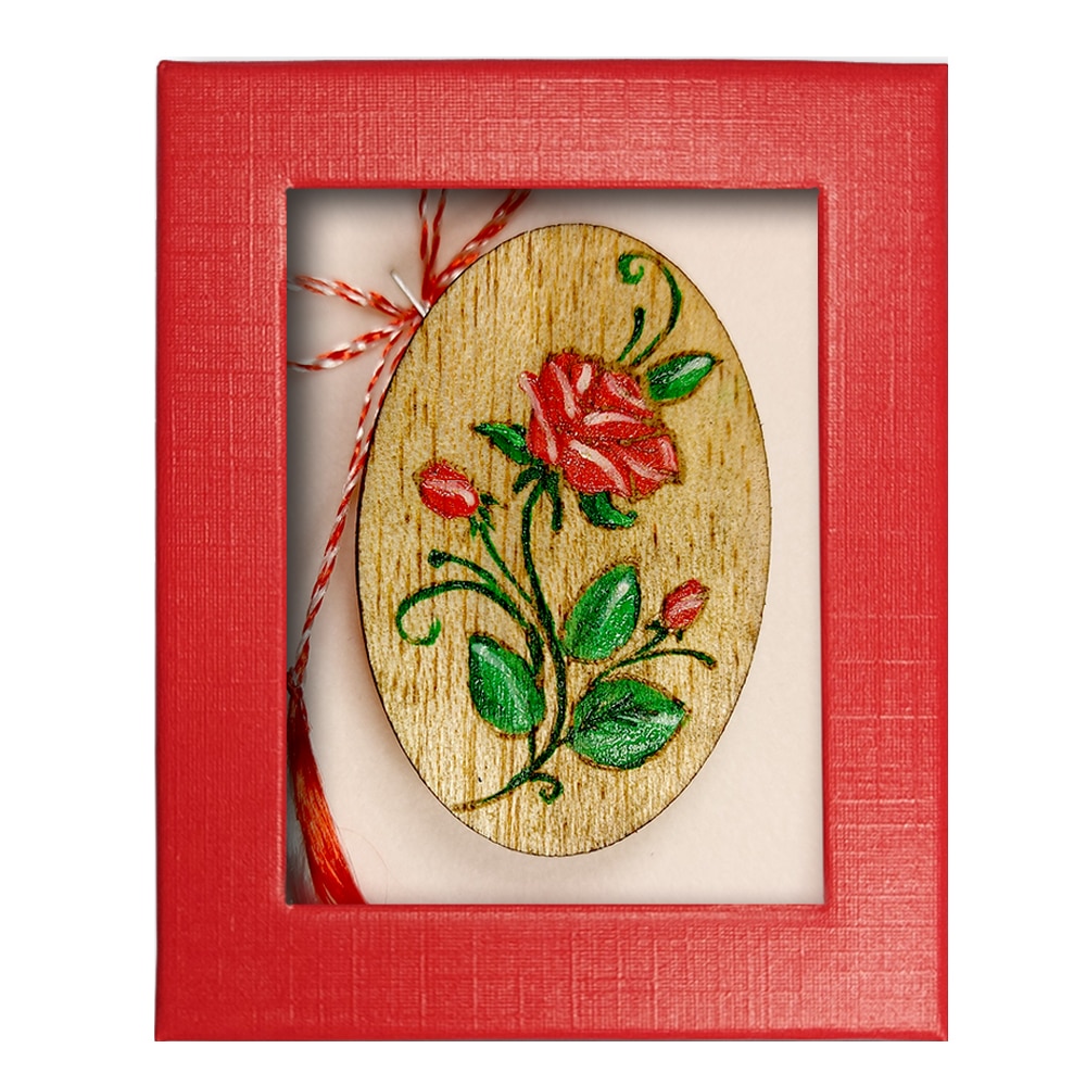 Brosa Martisor ArtDeco Trandafir cu boboci, realizata din lemn de Balsa, gravata si pictata manual, dimensiuni 6 cm lungime si 4 cm latime