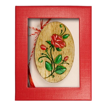 Brosa Martisor ArtDeco Trandafir cu boboci, realizata din lemn de Balsa, gravata si pictata manual, dimensiuni 6 cm lungime si 4 cm latime Brosa Martisor ArtDeco Trandafir cu boboci, realizata din lemn de Balsa, gravata si pictata manual, dimensiuni 6 cm lungime si 4 cm latime
