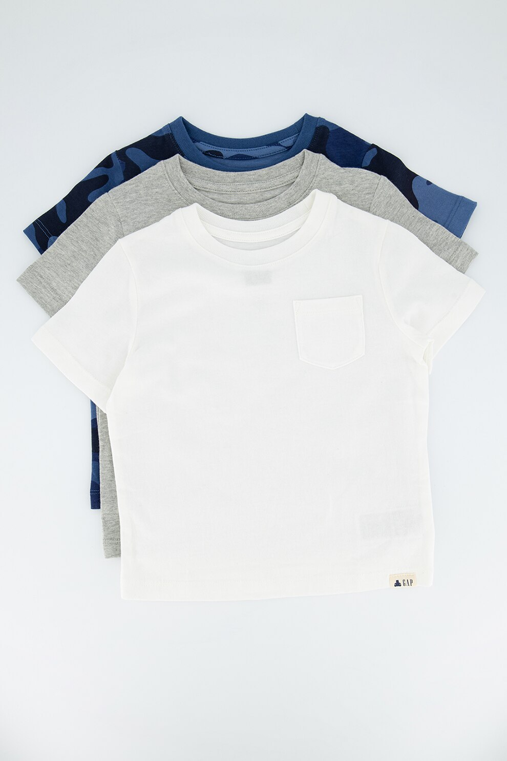 GAP, Set 3 tricouri cu buzunar pe piept, baieti, cu imprimeu si uni, Rosu/Oranj/Gri, Alb/Albastru/Gri