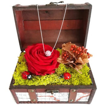 Aranjament floral cu trandafir criogenat rosu, premium, Fresh Concept, editie de lux, in cufar de lemn si lantisor cu pandantiv din cristale cehe, fucsia Aranjament floral cu trandafir criogenat rosu, premium, Fresh Concept, editie de lux, in cufar de lemn si lantisor cu pandantiv din cristale cehe, fucsia
