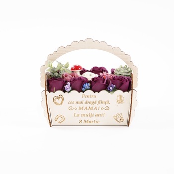 Aranjament floral cosulet gravat cu mesaj de 8 martie  Aranjament floral cosulet gravat cu mesaj de 8 martie