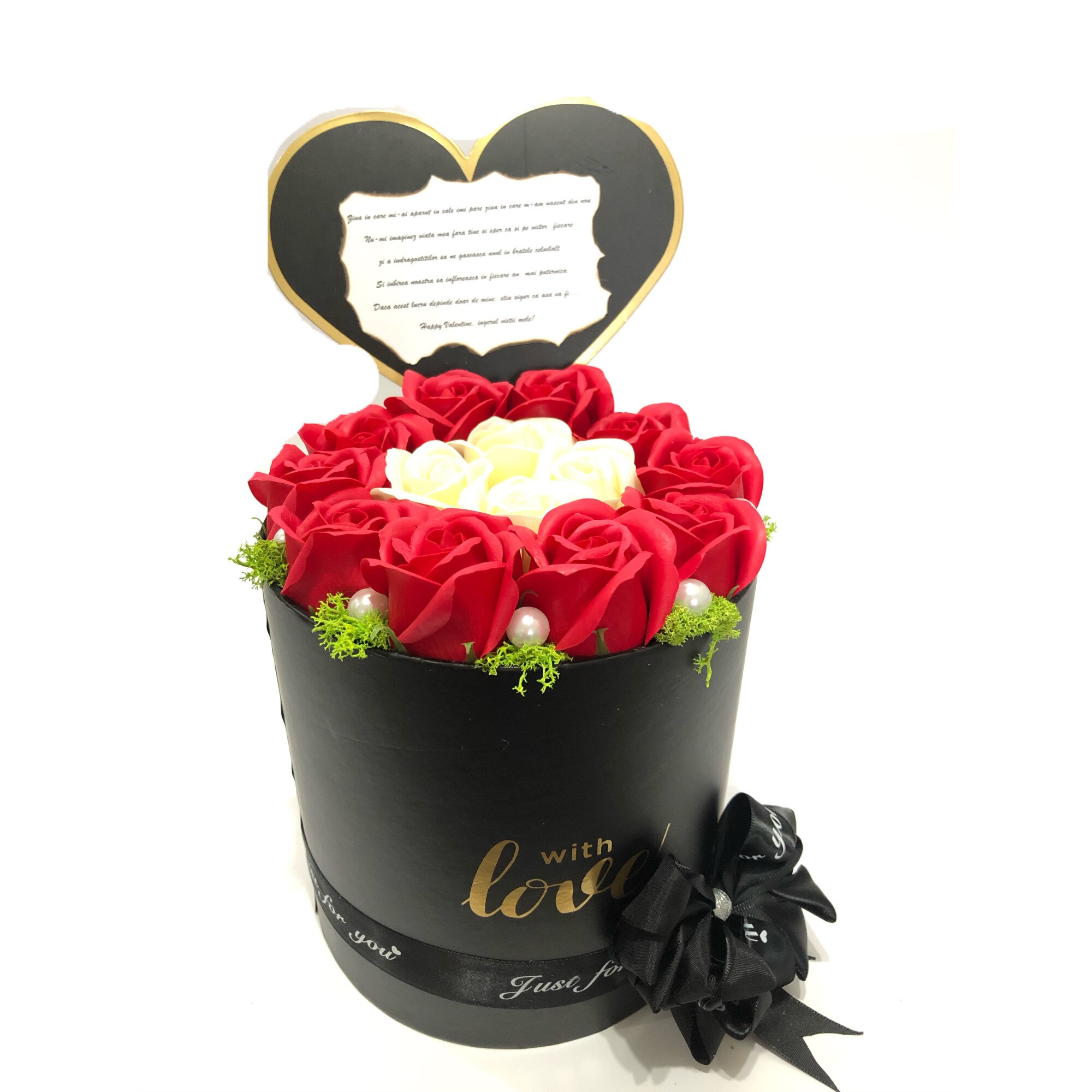 Aranjament floral 10 Trandafiri rosii si 4 trandafirii alb ivoire parfumati, din spuma de sapun