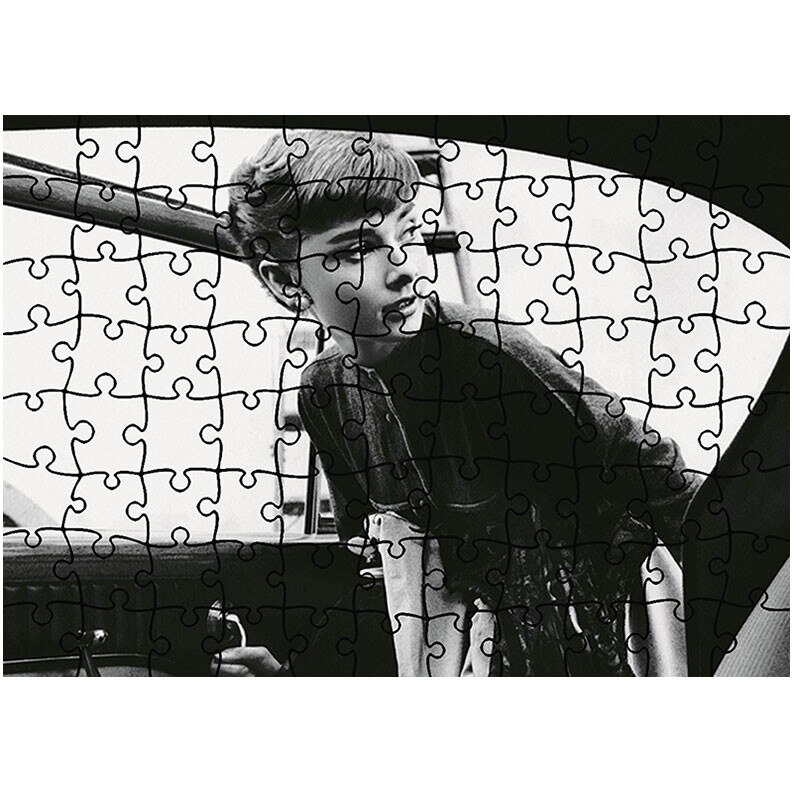 Puzzle Heartwork 96 piese, Audrey Hepburn urcand in masina, Latime 40,5 cm x Inaltime 28,5 cm