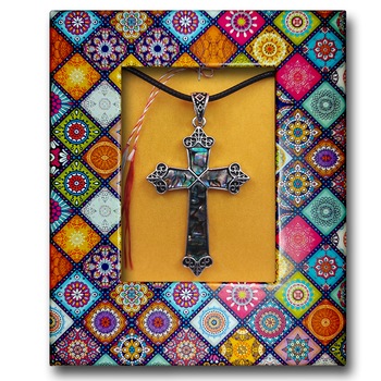 Martisor ArtDeco Colier Cruce sidef, realizat din aliaj metalic argintiu, placat cu sidef, dimensiuni 7 cm lungime si 4 cm latime Martisor ArtDeco Colier Cruce sidef, realizat din aliaj metalic argintiu, placat cu sidef, dimensiuni 7 cm lungime si 4 cm latime