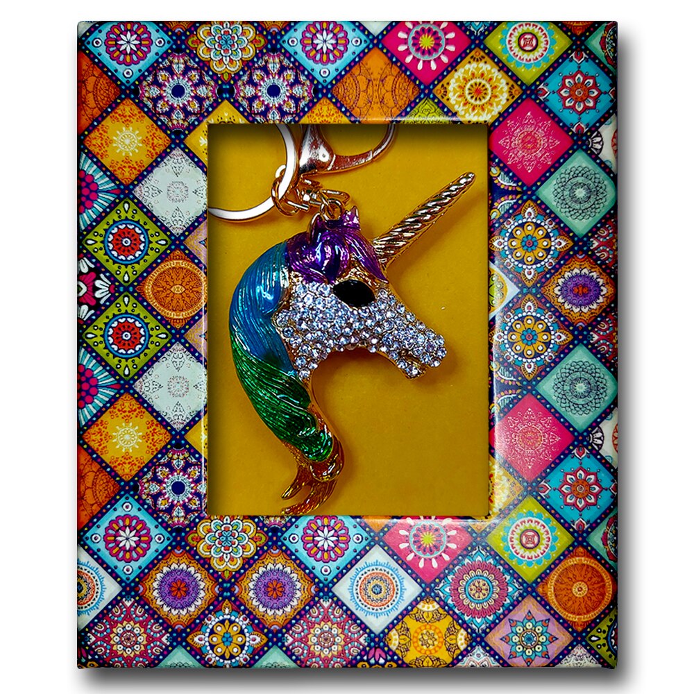 Breloc ArtDeco Unicorn, realizat din aliaj metalic auriu, placat cu cristale, dimensiuni: 9 cm lungime, 5 cm latime si 2 cm grosime