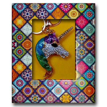 Breloc ArtDeco Unicorn, realizat din aliaj metalic auriu, placat cu cristale, dimensiuni: 9 cm lungime, 5 cm latime si 2 cm grosime Breloc ArtDeco Unicorn, realizat din aliaj metalic auriu, placat cu cristale, dimensiuni: 9 cm lungime, 5 cm latime si 2 cm grosime