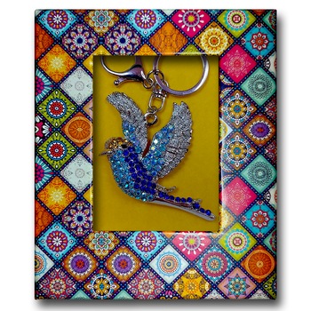 Breloc ArtDeco Randunica albastra, realizat din aliaj metalic argintiu, placat cu cristale, dimensiuni: 9 cm lungime, 5 cm latime si 1 cm grosime Breloc ArtDeco Randunica albastra, realizat din aliaj metalic argintiu, placat cu cristale, dimensiuni: 9 cm lungime, 5 cm latime si 1 cm grosime