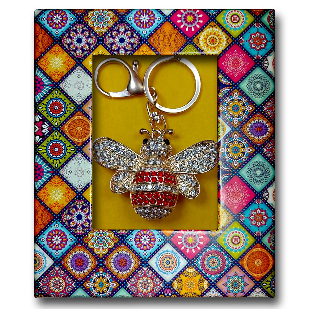 Breloc ArtDeco Albinuta, realizat din aliaj metalic auriu, placat cu cristale, dimensiuni: 5 cm lungime, 6 cm latime si 2 cm grosime