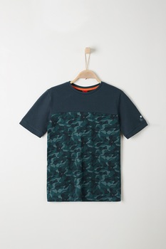 s.Oliver, Tricou colorblock cu imprimeu camuflaj, Albastru inchis/Verde englez/Albastru petrol s.Oliver, Tricou colorblock cu imprimeu camuflaj, Albastru inchis/Verde englez/Albastru petrol