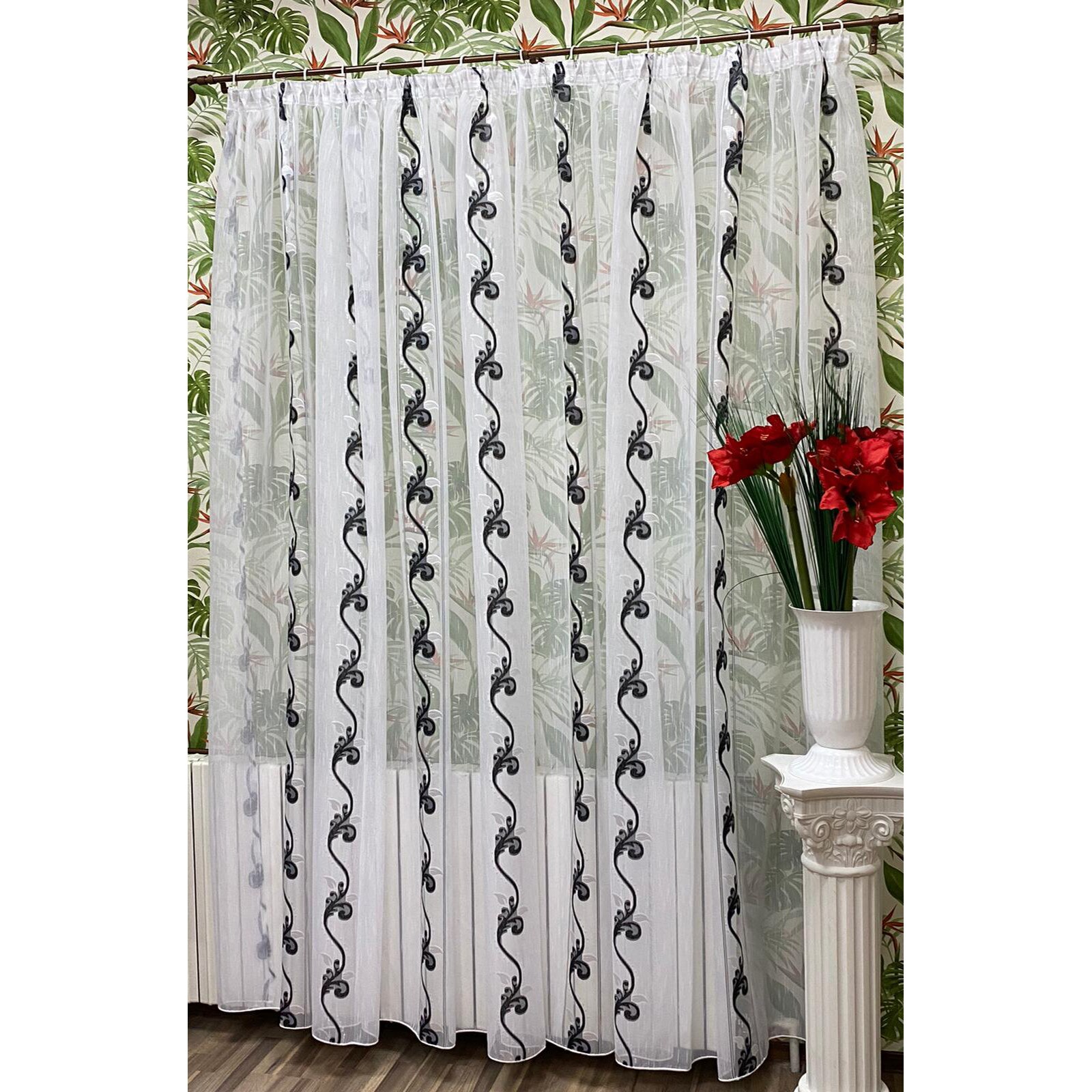 Perdea alba brodata cu ghirlanda de flori neagra 1000x245cm, cu rejansa by Liz Line - RD17610