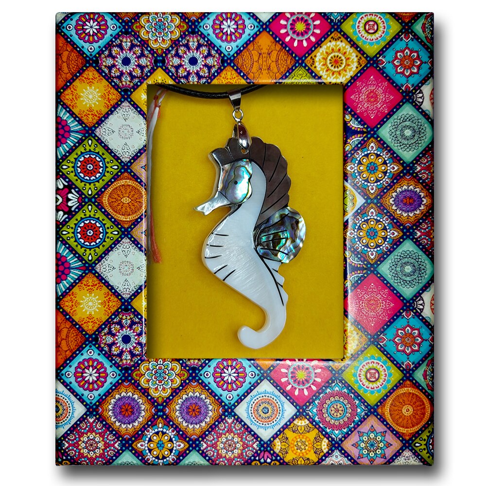 Martisor Colier ArtDeco Calut de mare, realizat din aliaj metalic argintiu placat cu sidef si snur textil negru, dimensiuni 6 cm lungime si 3 cm latime