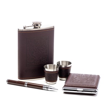 Set cadou 5 piese, format din sticla, pahare, port tigari din metal si piele ecologica, pix metal si plastic Set cadou 5 piese, format din sticla, pahare, port tigari din metal si piele ecologica, pix metal si plastic