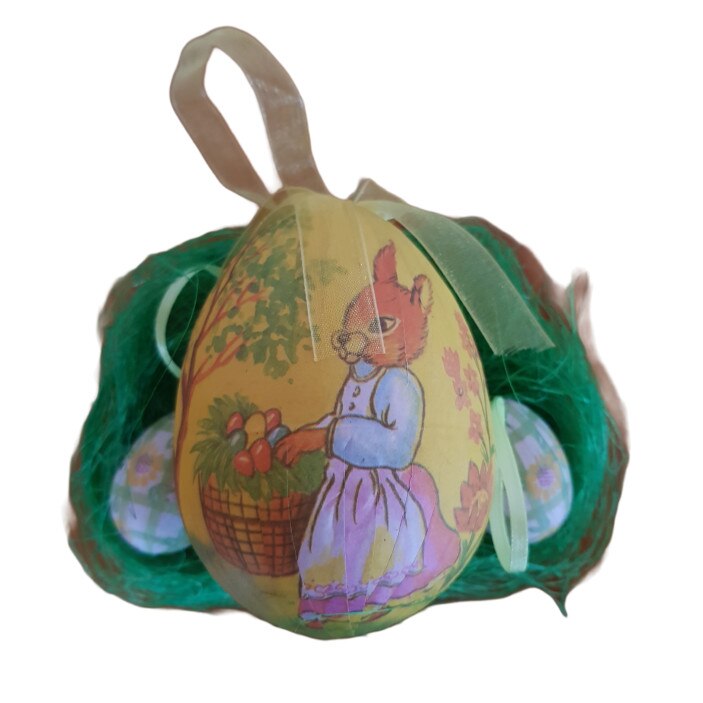 Set 3 oua decorate pentru Pasti cu iarba realizata din sisal design cu iepure si flori