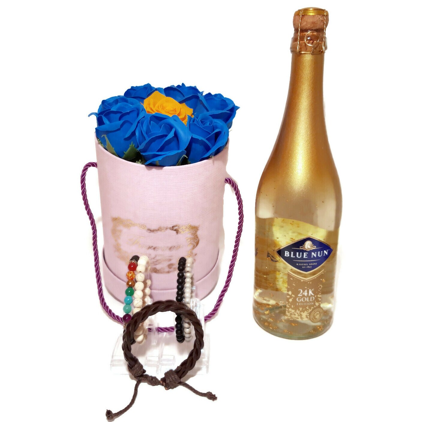 Pachet cadou pentru ea, include spumant cu aur Blue Nun Gold 24k, 0.75l, set bratara, trandafir criogenat galben si trandafiri de sapun albastri