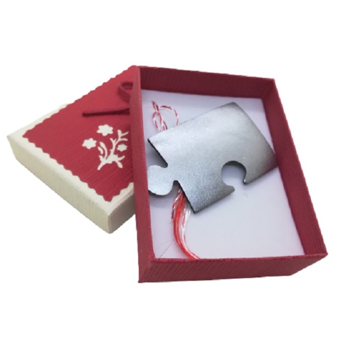 Martisor handmade, brosa din piele, piesa puzzle, model 02, argintiu, in cutie cadou