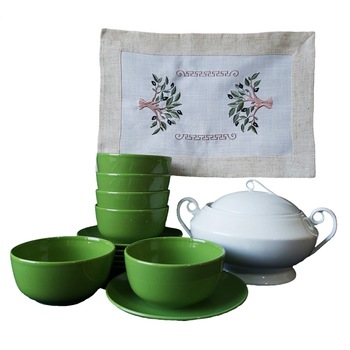 Serviciu de masa supiera, boluri, farfurii, naproane 19 piese, portelan, decor grecesc Serviciu de masa supiera, boluri, farfurii, naproane 19 piese, portelan, decor grecesc