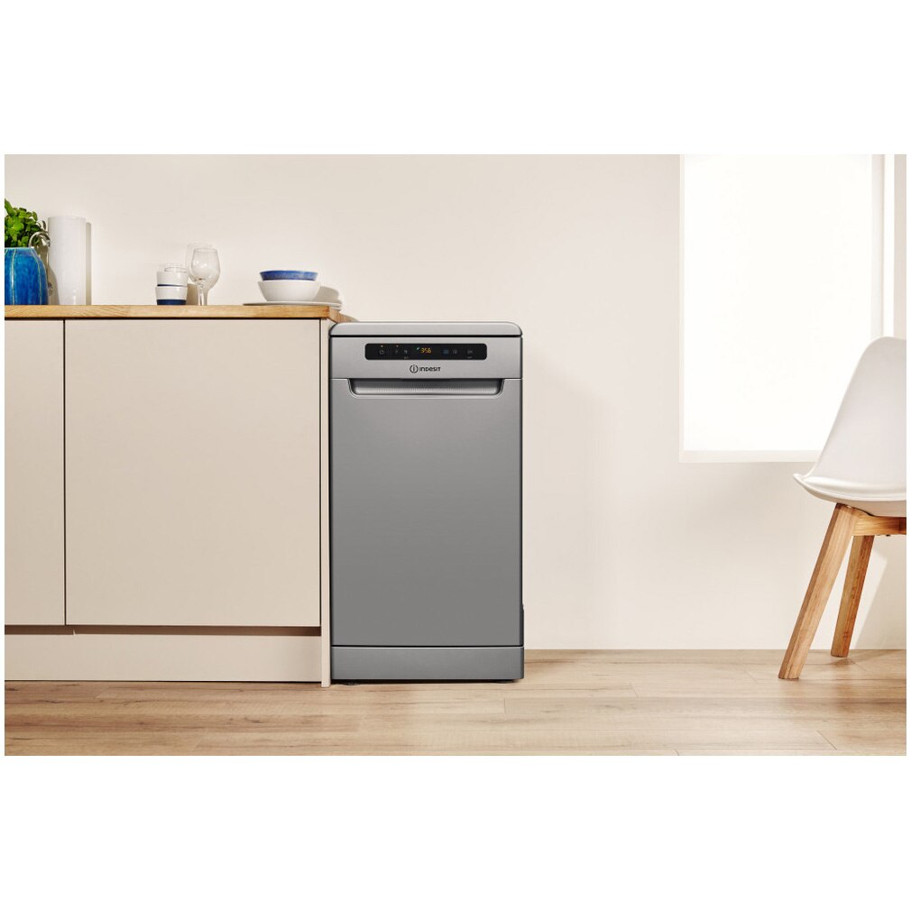 Masina de spalat vase Indesit DSFO3T224CS, 10 seturi, 9 programe, Clasa E, Tehnologie al 6-lea Simt, Sistem AquaStop, Display, 45 cm, Argintiu