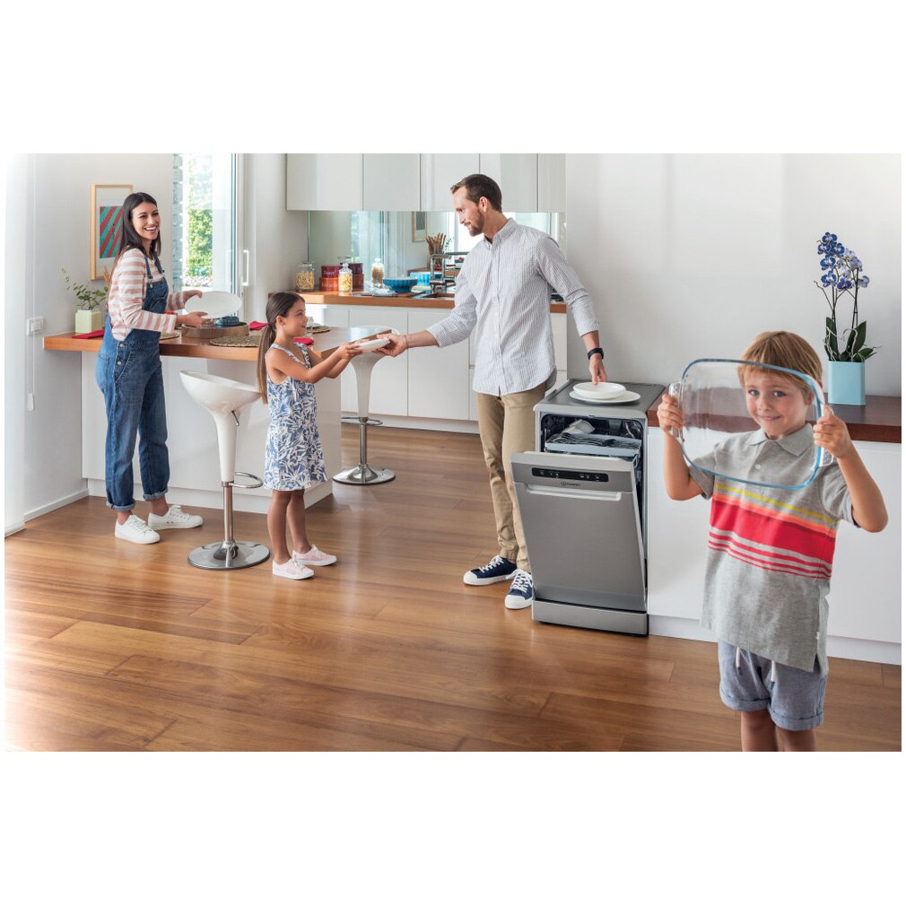 Masina de spalat vase Indesit DSFO3T224CS, 10 seturi, 9 programe, Clasa E, Tehnologie al 6-lea Simt, Sistem AquaStop, Display, 45 cm, Argintiu