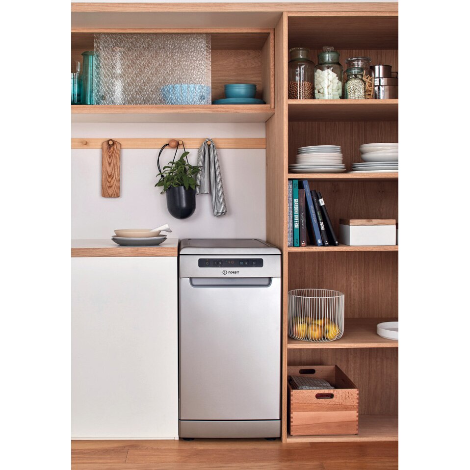 Masina de spalat vase Indesit DSFO3T224CS, 10 seturi, 9 programe, Clasa E, Tehnologie al 6-lea Simt, Sistem AquaStop, Display, 45 cm, Argintiu