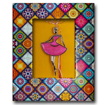 Brosa Martisor ArtDeco Balerina, realizata din aliaj metalic argintiu, placata cu sidef, dimensiuni 8 cm lungime si 4 cm latime Brosa Martisor ArtDeco Balerina, realizata din aliaj metalic argintiu, placata cu sidef, dimensiuni 8 cm lungime si 4 cm latime