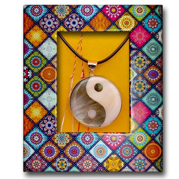Colier Martisor ArtDeco Ying si Yang, realizat din aliaj metalic argintiu placat cu sidef si snur textil negru, dimensiuni 4 cm lungime, 4 cm latime si 1 cm grosime Colier Martisor ArtDeco Ying si Yang, realizat din aliaj metalic argintiu placat cu sidef si snur textil negru, dimensiuni 4 cm lungime, 4 cm latime si 1 cm grosime