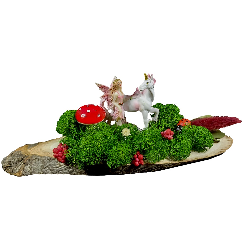 Aranjament ArtDeco Fairy Tail, realizat din felie de lemn, licheni stabilizati, figurina din polirasina cu zana si inorog, dimensiuni 9 cm inaltime, 25 cm lungime si 7 cm latime