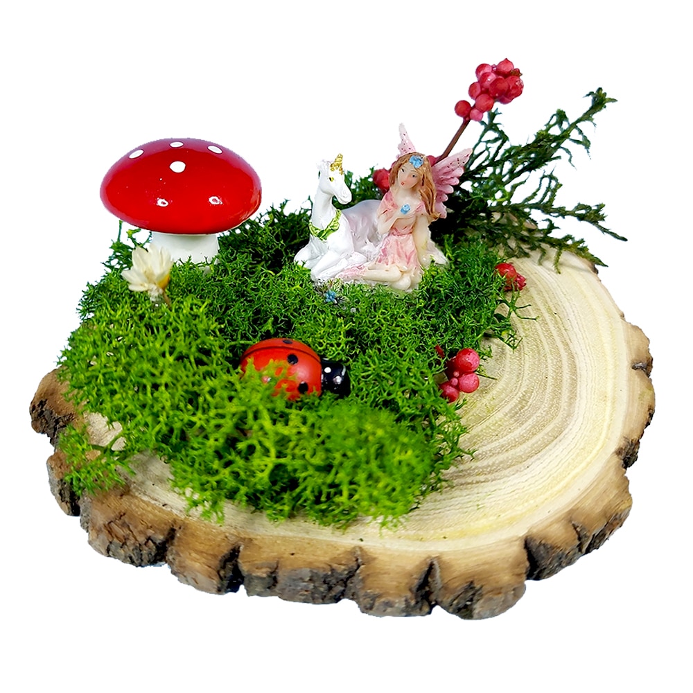 Aranjament ArtDeco Little Fairy, realizat din felie de lemn, licheni stabilizati, figurina din polirasina cu zana si inorog, dimensiuni 5 cm inaltime, 12 cm lungime si 10 cm latime
