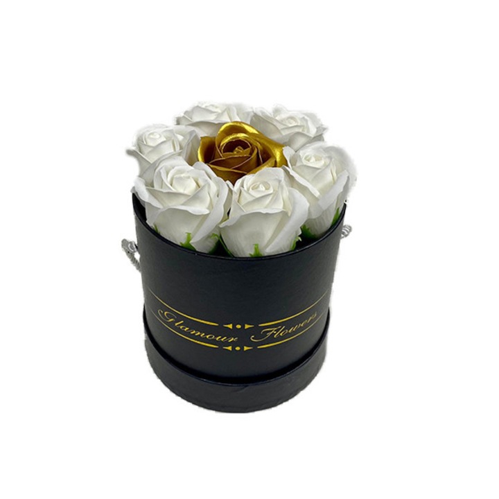 Флорална аранжировка Glamour Flower черна кръгла кутия със 7 сапунени рози, бяло