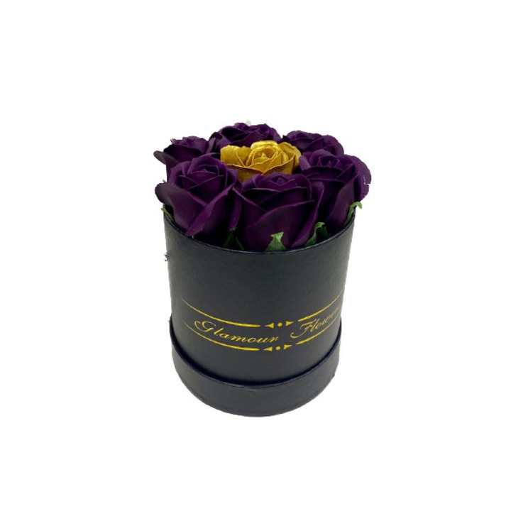 Aranjament floral Glamour Flower cutie rotunda neagra cu 7 trandafiri sapun, mov inchis