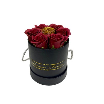 Aranjament floral Glamour Flower cutie rotunda neagra cu 7 trandafiri sapun, visiniu Aranjament floral Glamour Flower cutie rotunda neagra cu 7 trandafiri sapun, visiniu