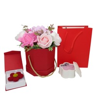 set cadou buchet de lavanda brosa din lana realizata prin tehnica impaslirii ciocolata cu fundita rosie si punga de cadou rosie ilif121 imagen 4_0_
0