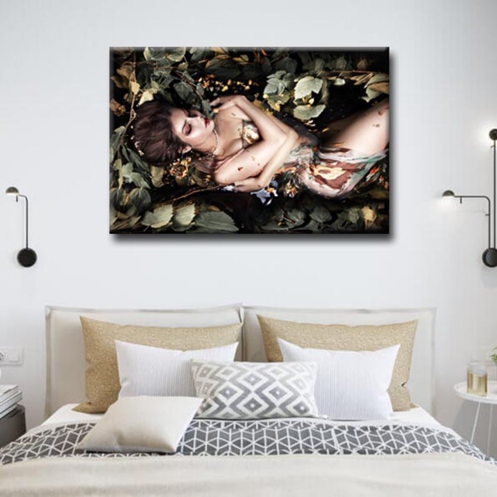 Tablou canvas fata nud in frunze 90x60 cm