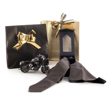 Set cadou HAKIM I, 5 piese, format din macheta motocicleta din metal cu rulmenti , cutie de accesorii cu cravata+batista+butoni si punga eleganta de cadou Set cadou HAKIM I, 5 piese, format din macheta motocicleta din metal cu rulmenti , cutie de accesorii cu cravata+batista+butoni si punga eleganta de cadou