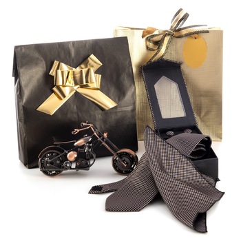 Set cadou HAKIM II, 5 piese, format din macheta motocicleta din metal cu rulmenti , cutie de accesorii cu cravata+batista+butoni si punga eleganta de cadou Set cadou HAKIM II, 5 piese, format din macheta motocicleta din metal cu rulmenti , cutie de accesorii cu cravata+batista+butoni si punga eleganta de cadou