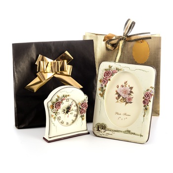 Set cadou TIMEEA, 3 piese, format din ceas decorativ cu motive florale, rama foto cu motive florale si punga eleganta de cadou Set cadou TIMEEA, 3 piese, format din ceas decorativ cu motive florale, rama foto cu motive florale si punga eleganta de cadou