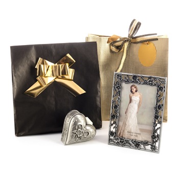 Set cadou IVA, 3 piese, format din cutie pentru bijuterii din antimoniu, rama foto din metal si punga eleganta de cadou Set cadou IVA, 3 piese, format din cutie pentru bijuterii din antimoniu, rama foto din metal si punga eleganta de cadou