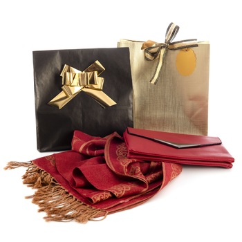 Set cadou SEVDA-R, 3 piese, format din esarfa tip sal, geanta plic si punga eleganta de cadou Set cadou SEVDA-R, 3 piese, format din esarfa tip sal, geanta plic si punga eleganta de cadou