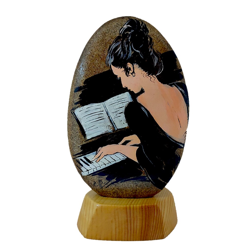 Decoratiune ArtDeco Pianista, pictura in ulei pe piatra de rau, dimensiuni 15 cm inaltime, 10 cm latime si 6 cm lungime, compozitie proprie