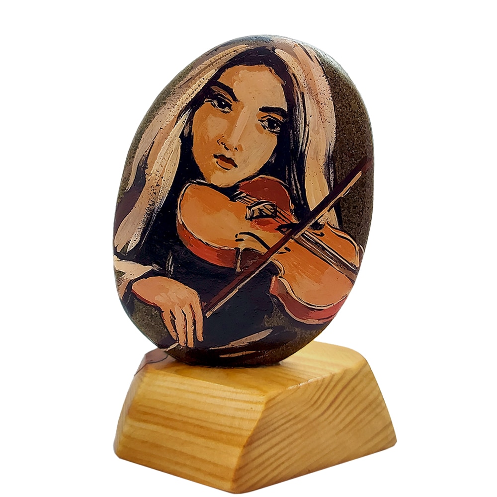 Decoratiune ArtDeco Violonista, pictura in ulei pe piatra de rau, dimensiuni 13 cm inaltime, 10 cm latime si 5 cm lungime, compozitie proprie