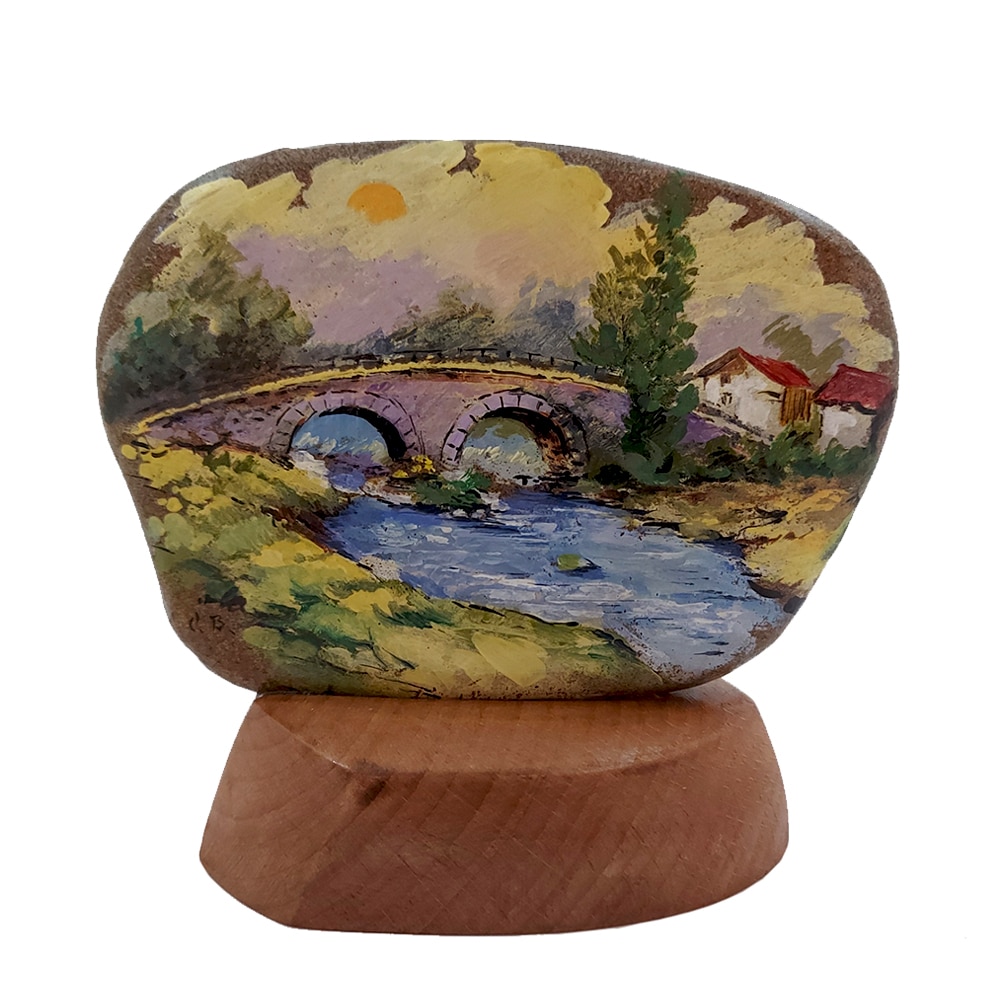 Decoratiune ArtDeco Peisaj cu Pod de piatra, pictura in ulei pe piatra de rau, dimensiuni 13 cm inaltime, 14 cm latime si 7 cm lungime, compozitie proprie