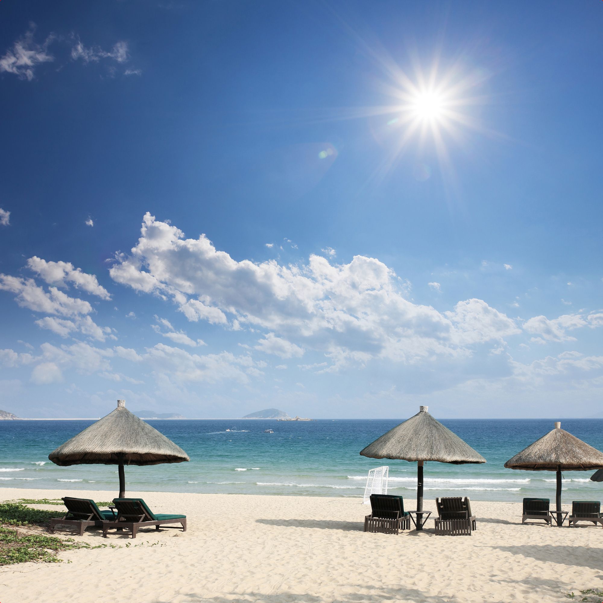 Tablou canvas,model plaja cu umbrelute,dimensiune 30 x 30 cm