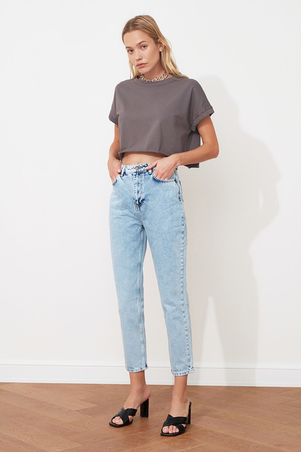 Trendyol, Blugi crop mom-fit cu aspect decolorat chimic, Albastru deschis