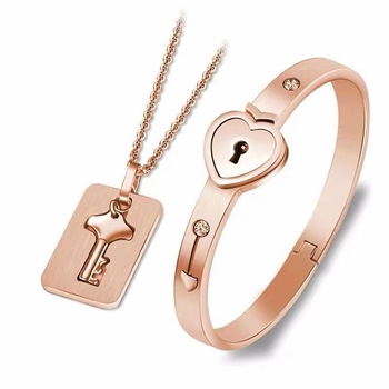 Set bratara cu inimioara si lantic cu cheita, bronz, RRI Set bratara cu inimioara si lantic cu cheita, bronz, RRI