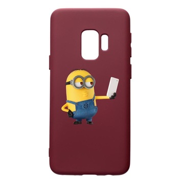 Husa Premium TPU compatibila cu Samsung Galaxy S9, Minion Selfie, cu interiorul din material textil, protectie camera, Burgundy, PBR211 Husa Premium TPU compatibila cu Samsung Galaxy S9, Minion Selfie, cu interiorul din material textil, protectie camera, Burgundy, PBR211