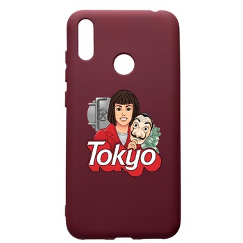 Husa Premium Silicon compatibila cu Huawei Y7 2019, La Casa De Papel Tokyo, cu interiorul din material textil, protectie camera, Burgundy, PBR717 Husa Premium Silicon compatibila cu Huawei Y7 2019, La Casa De Papel Tokyo, cu interiorul din material textil, protectie camera, Burgundy, PBR717