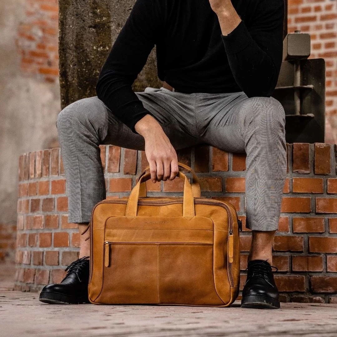 Geanta de laptop din piele naturala maro coniac, The Chesterfield Brand, Ryan 17 inch