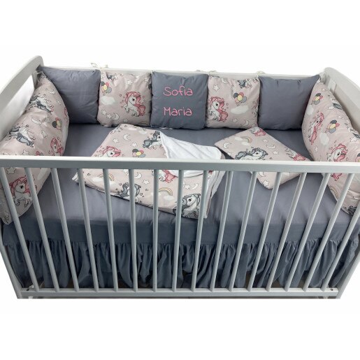 Lenjerie Personalizata pat 120x60 cm cu aparatori din 7 pernute pufoase, perna paturica si cearsaf cu volan Deseda Gri - Unicorni roz