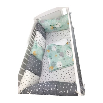 Lenjerie Personalizata pat 120x60 cm cu aparatori din 7 pernute pufoase, perna paturica si cearsaf cu volan Deseda Norisori cu luna vernil cu stelute gri Lenjerie Personalizata pat 120x60 cm cu aparatori din 7 pernute pufoase, perna paturica si cearsaf cu volan Deseda Norisori cu luna vernil cu stelute gri