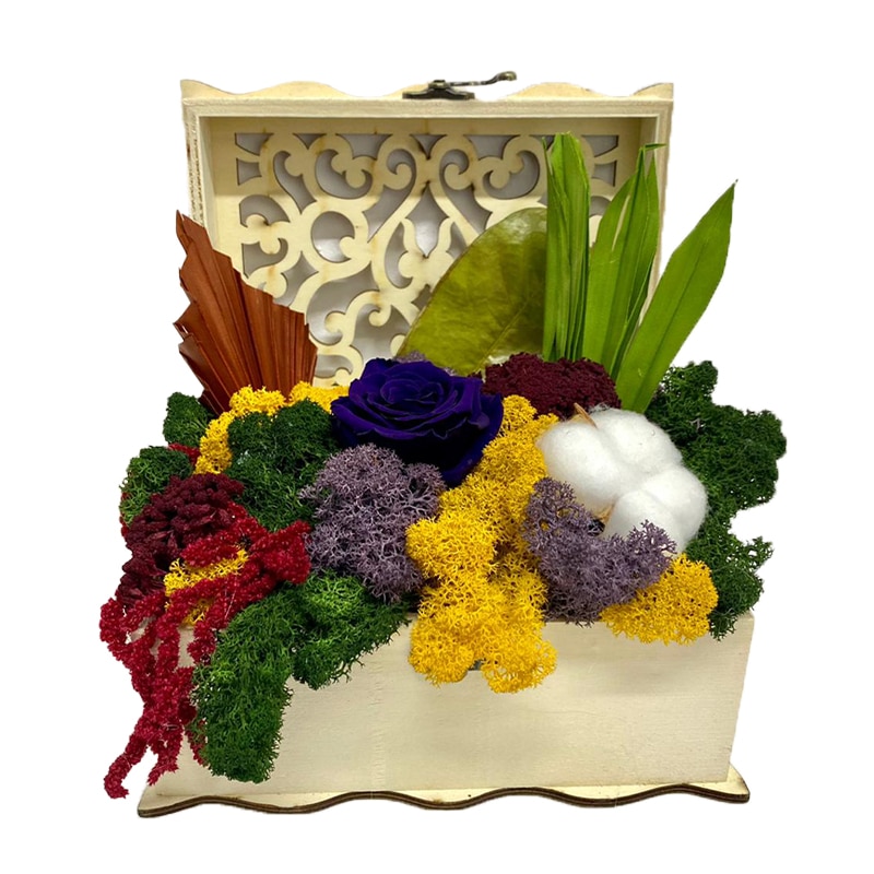 Aranjament floral cu trandafir criogenat mov pe pat de licheni multicolori in cutie eleganta din lemn